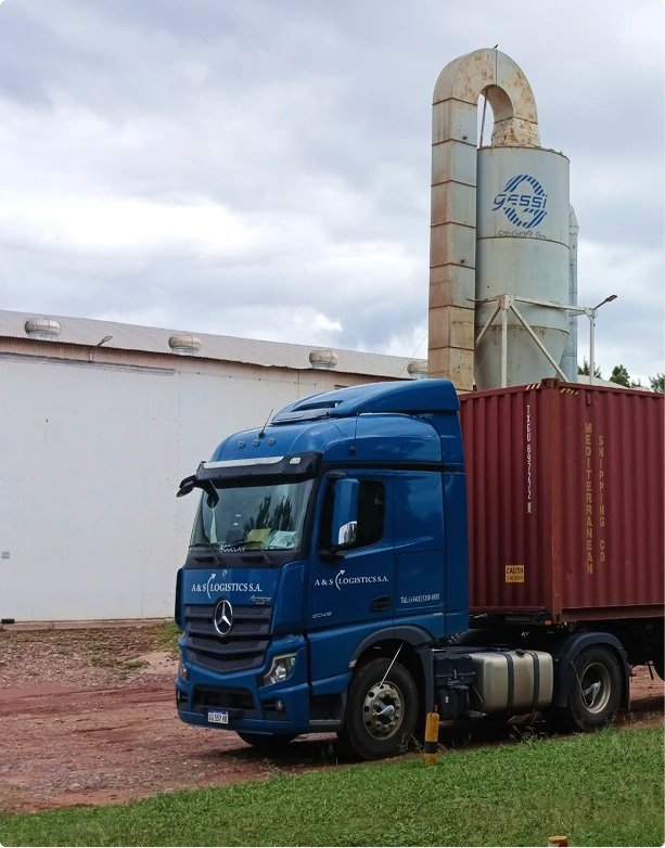 Camión azul en planta industrial