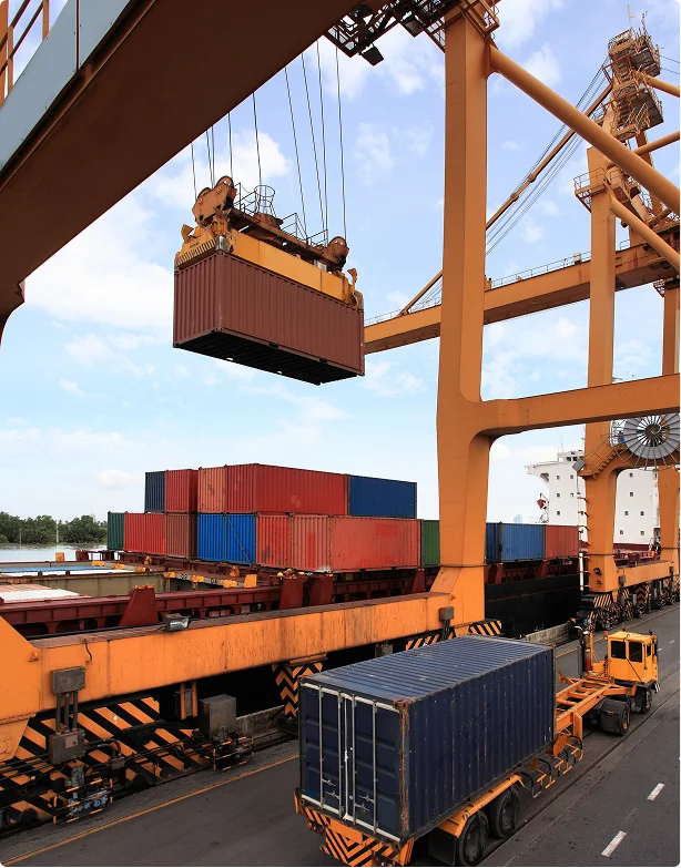 Grúa portuaria moviendo contenedores