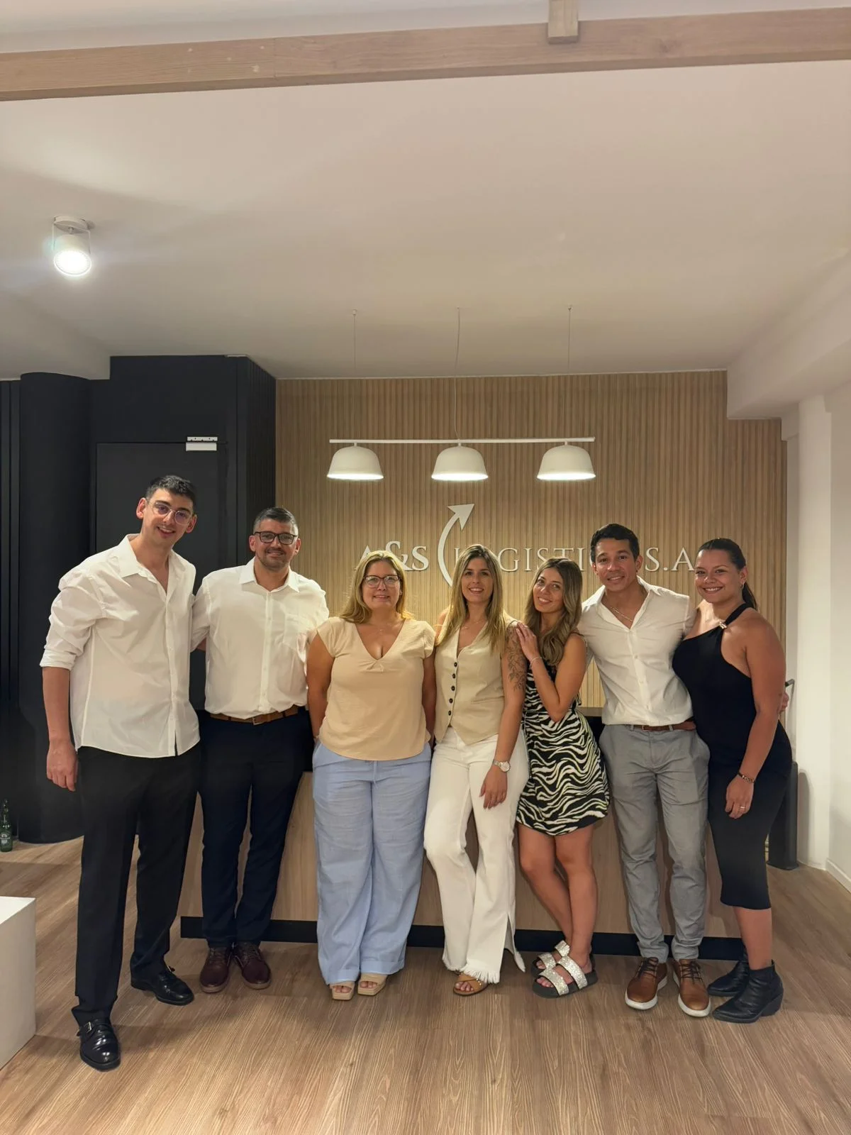 Equipo en depósito con cascos