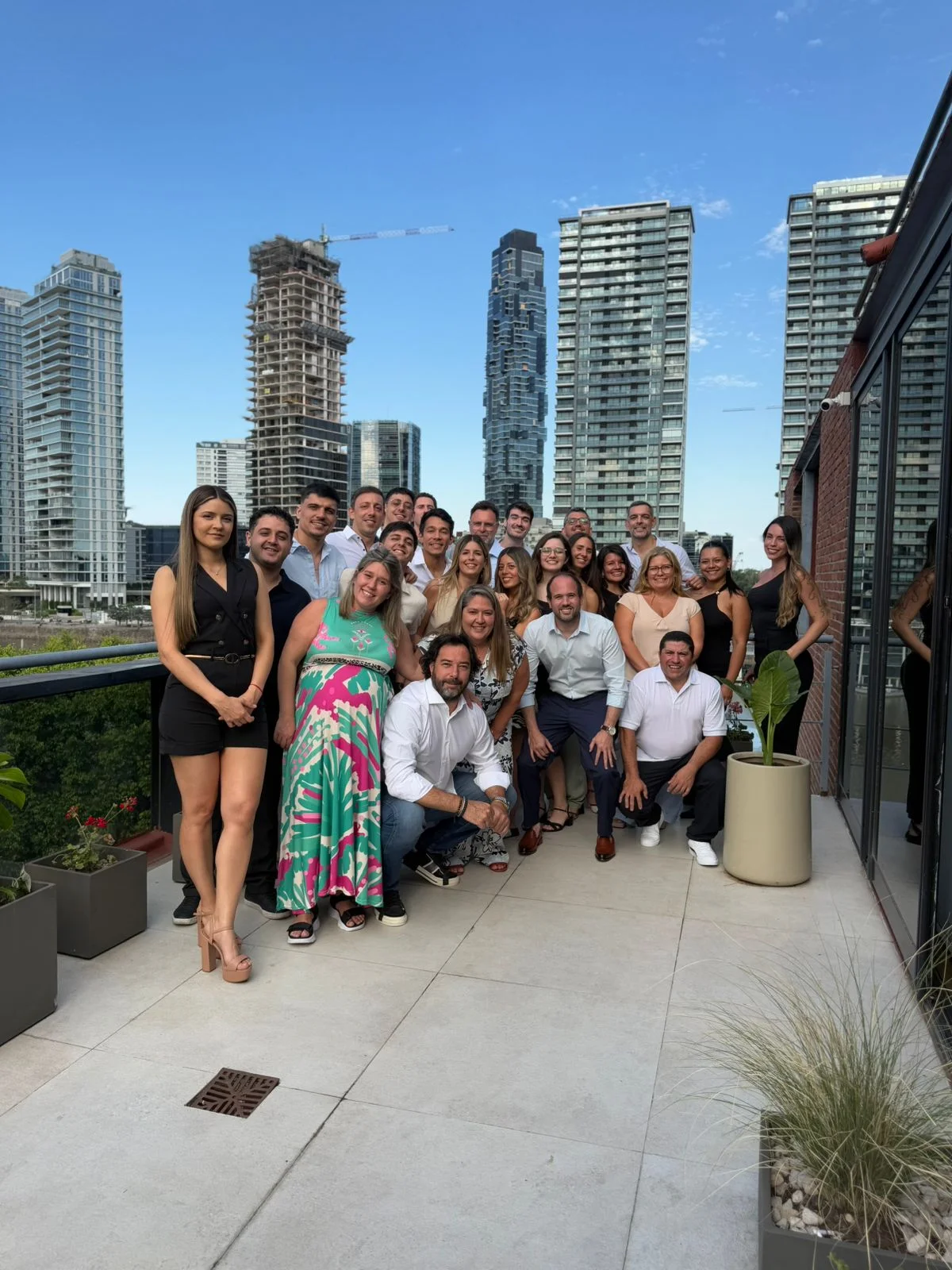 Equipo reunido en oficina